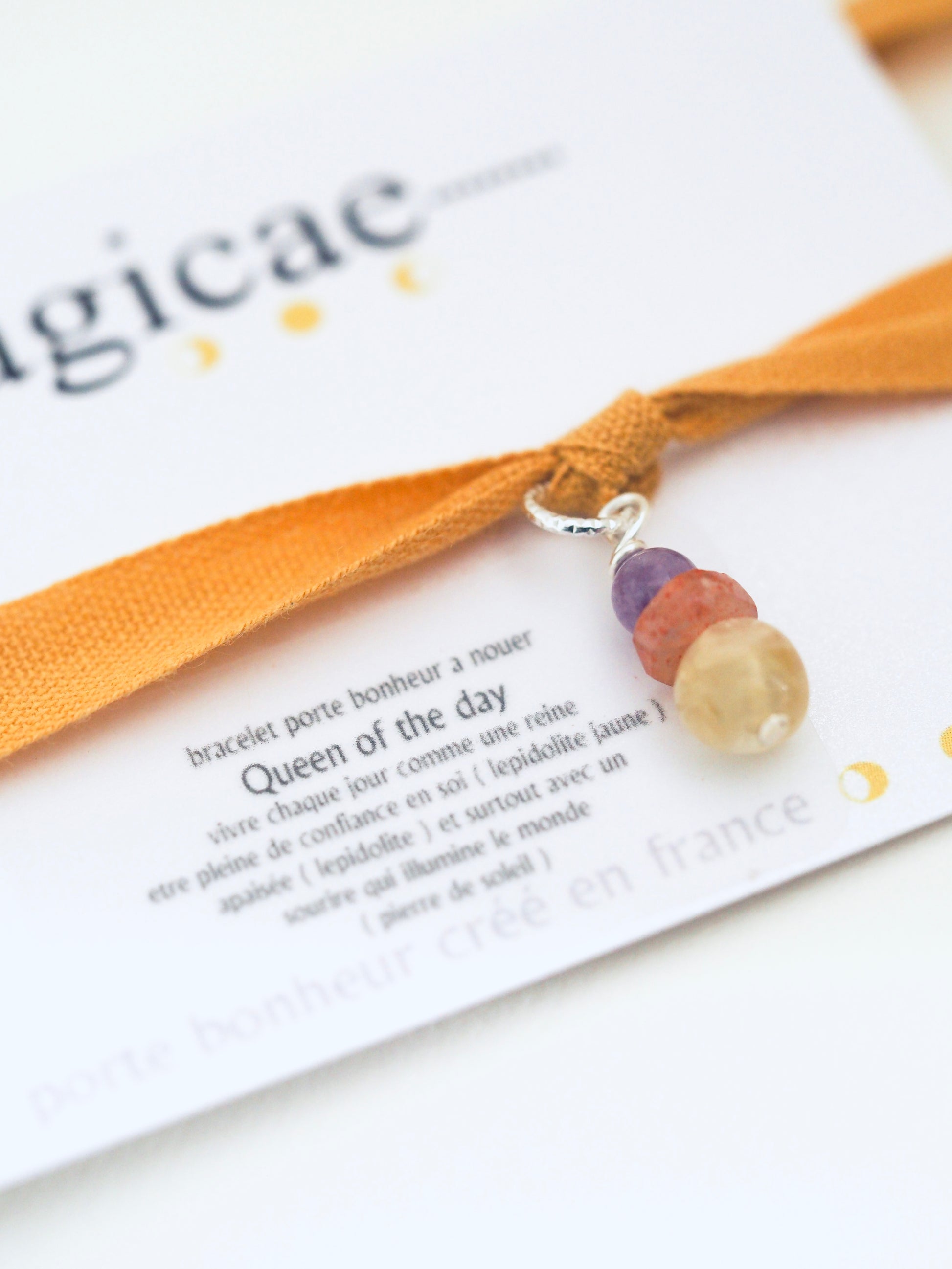 Bracelet porte bonheur a nouer QUEEN OF THE DAY - Magicae