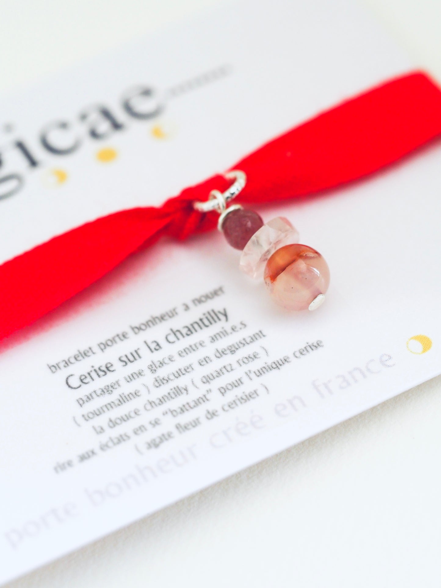 Bracelet porte bonheur a nouer CERISE SUR LA CHANTILLY - Magicae