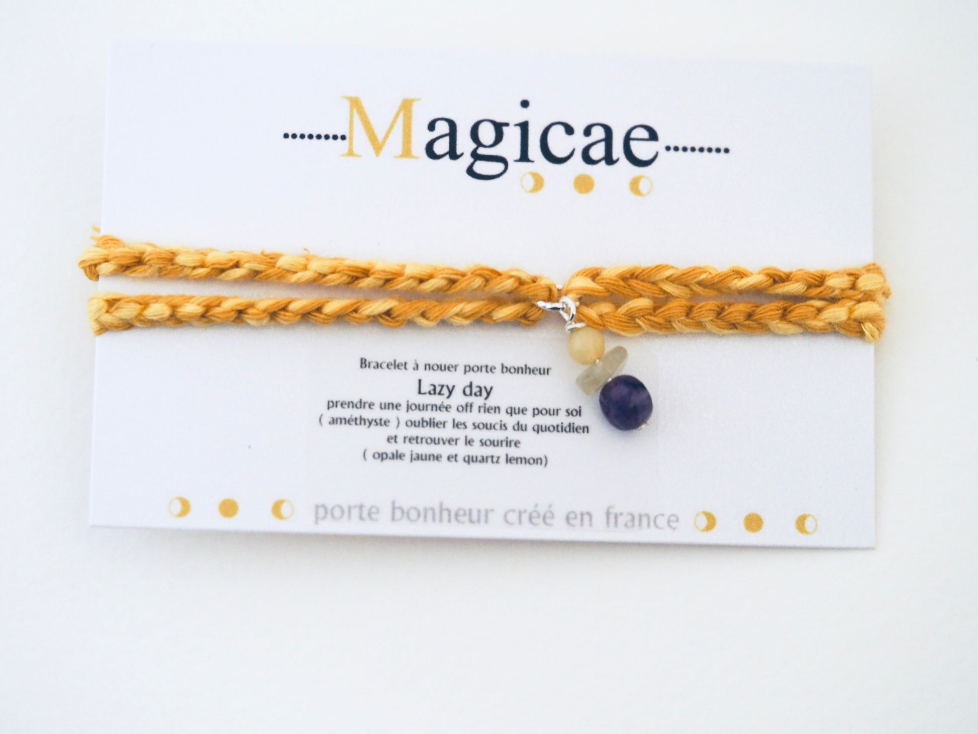 Bracelet porte bonheur a nouer Lazy day - Magicae