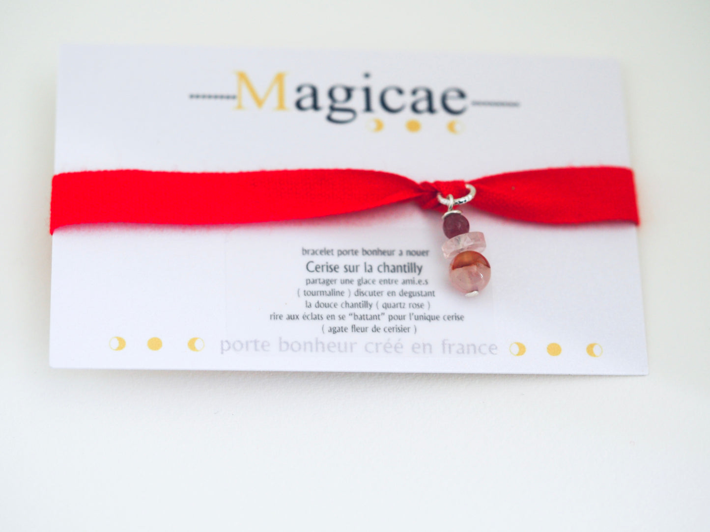 Bracelet porte bonheur a nouer CERISE SUR LA CHANTILLY - Magicae