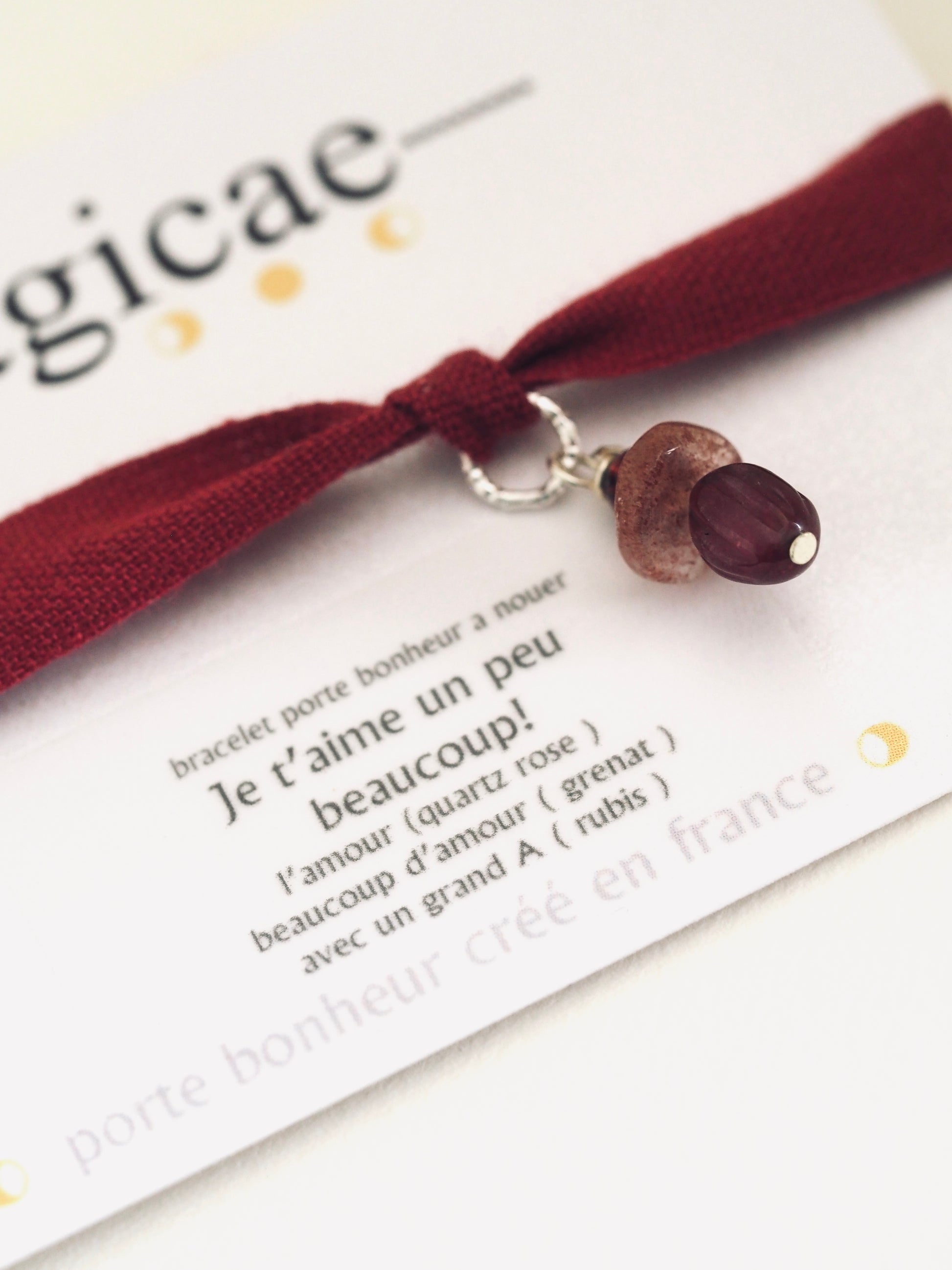 Bracelet porte bonheur a nouer JE T’AIME UN PEU BEAUCOUP - Magicae