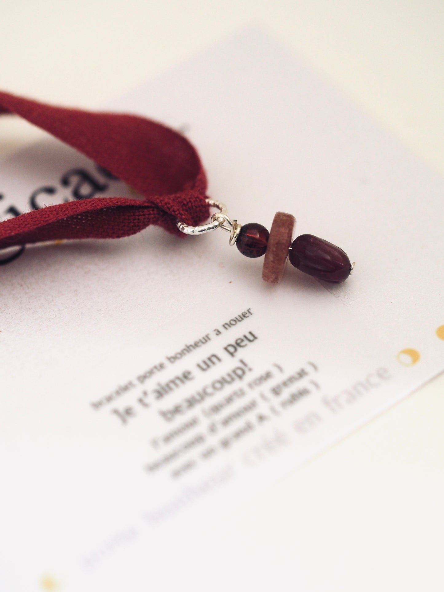 Bracelet porte bonheur a nouer JE T’AIME UN PEU BEAUCOUP - Magicae