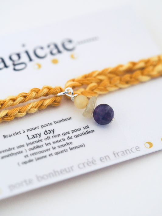 Bracelet porte bonheur a nouer Lazy day - Magicae