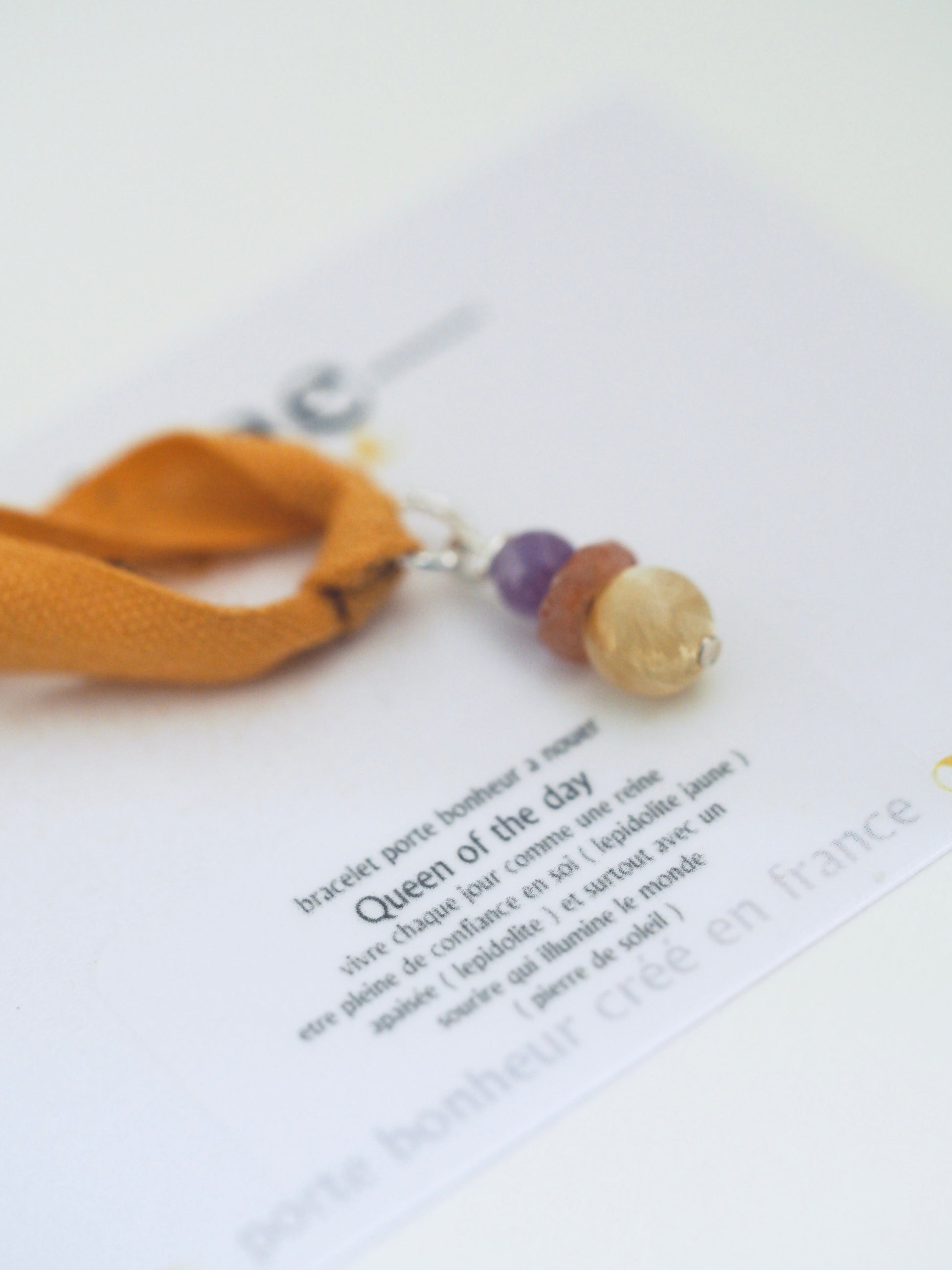 Bracelet porte bonheur a nouer QUEEN OF THE DAY - Magicae